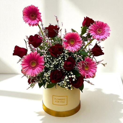 «Любовь в коробке» – красные розы, розовые герберы и гипсофила в роскошной шляпной коробке