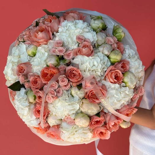 Персиковое облако: букет большого размера из гортензий, пионов, кустовых роз и садовых роз