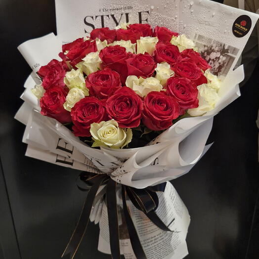 F Букет роз фуксии и белых роз