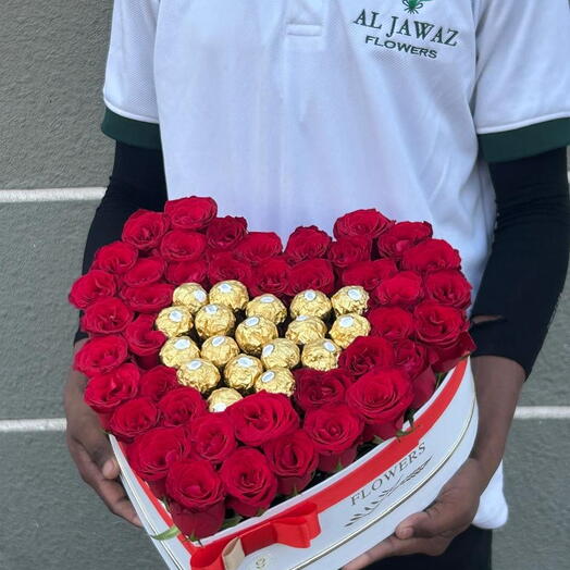 25 красных роз и Ferrero Rocher в коробке в форме сердца 020