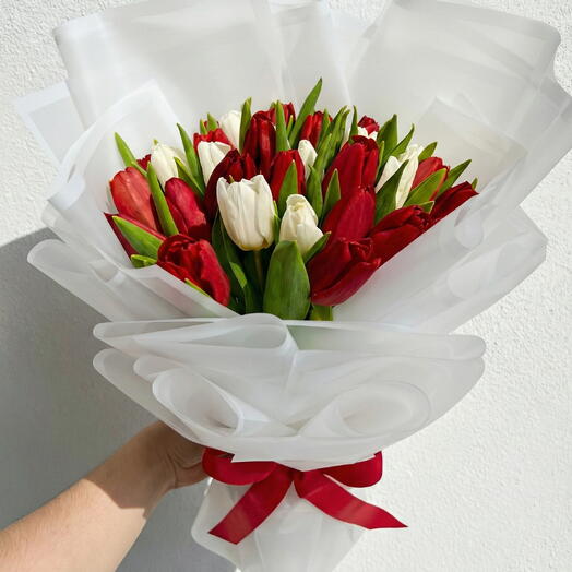 Букет красных и белых тюльпанов