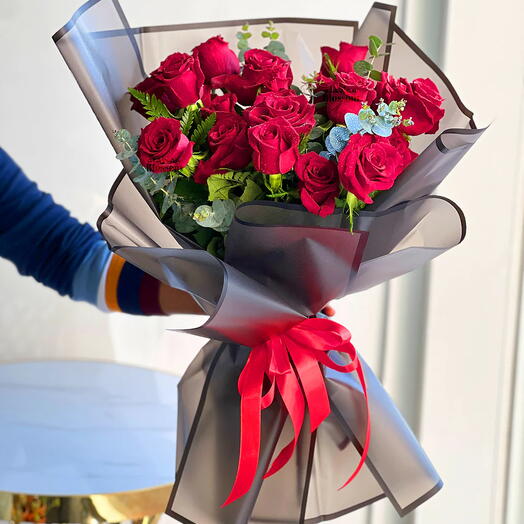 Ramo de 15 rosas Ever Red – Rosas rojas frescas premium con elegante envoltura negra