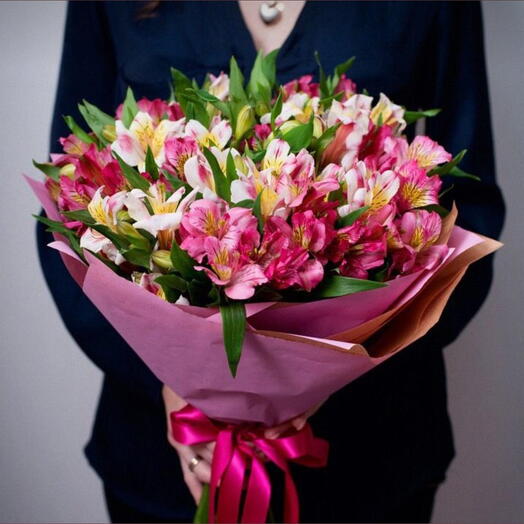 Розовый смешанный букет альстромерий