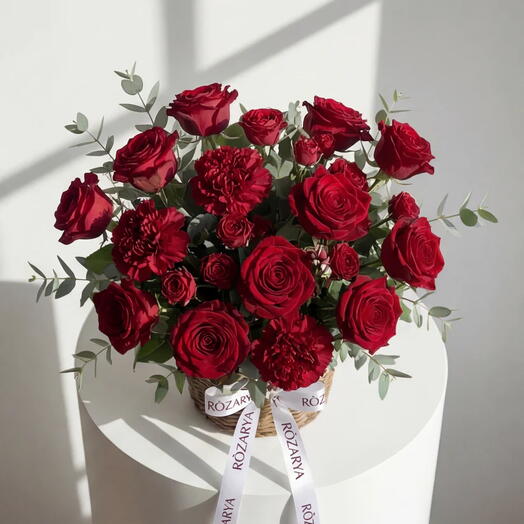 Алая элегантность: Корзина багрового сада