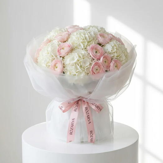 Нежно розовое алабастровое облако: розовый лютик белая гортензия люкс