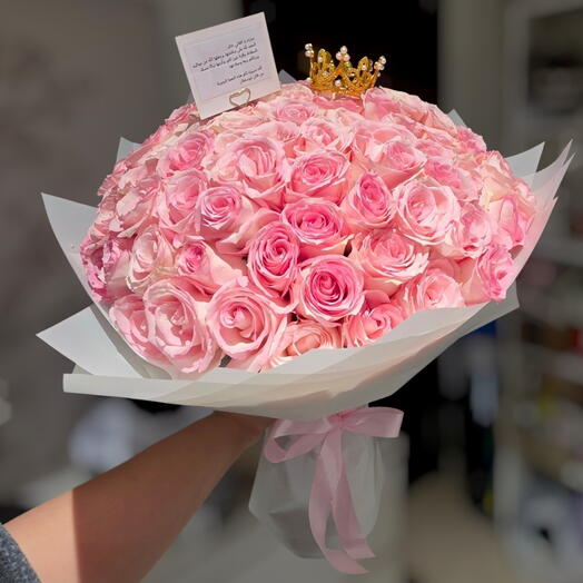 Ramo de 100 rosas rosadas con corona y tarjeta personalizada – Ramo de lujo para el Día de la Madre en Abu Dabi | Entrega el mismo día