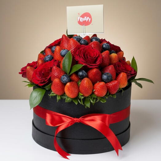 علبة هدايا أنيقة بالفراولة والورود