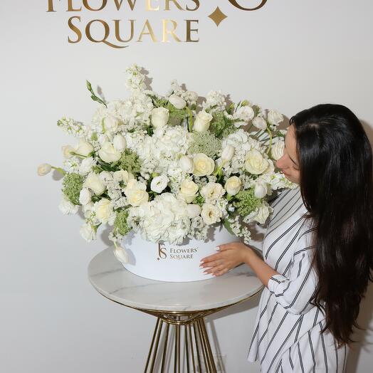 Коробка с миксом белых цветов