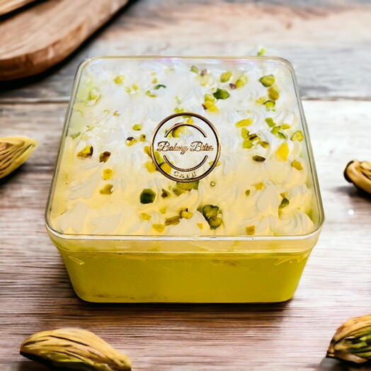 Молочный торт с фисташками