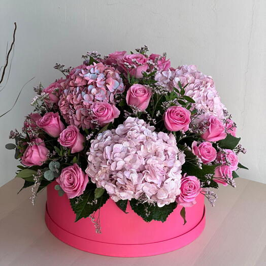 Luxury Box of 4 Pink Hydrangeas   21 Pink Roses with Fillers