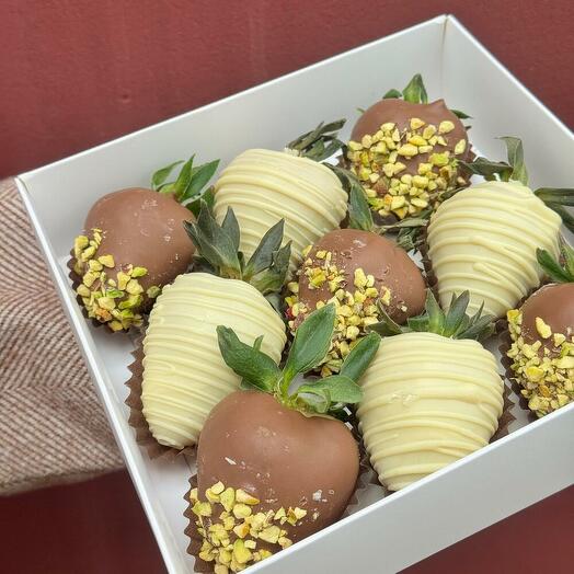 Strawberries in chocolate "Pistachio" 9 pcs