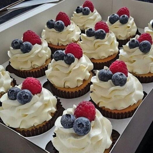 12 капкейков в коробке