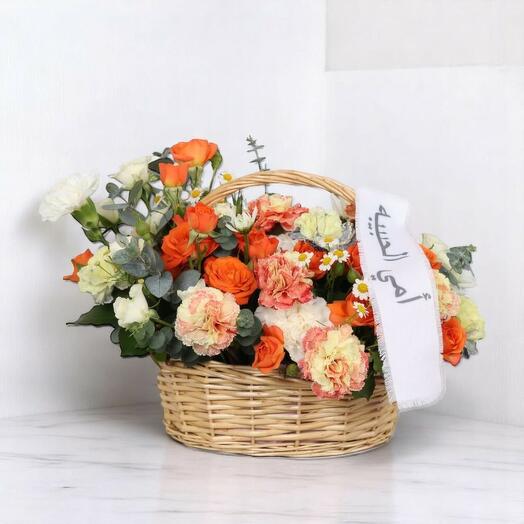Цветочная корзина «Любимой маме» – композиция из свежих оранжевых и белых роз с эвкалиптом