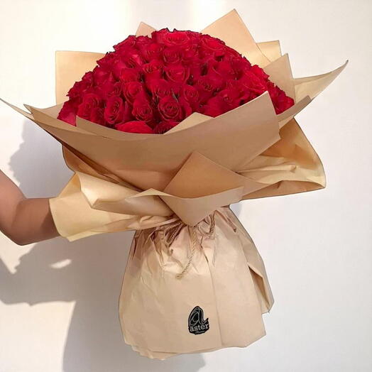 Timeless Elegance: Classy Red Hand Bouquet - 100pcs Fresh Red Roses