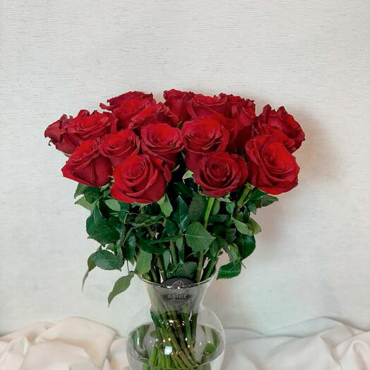 Красная любовь: 20 стеблей свежих красных роз в стеклянной вазе
