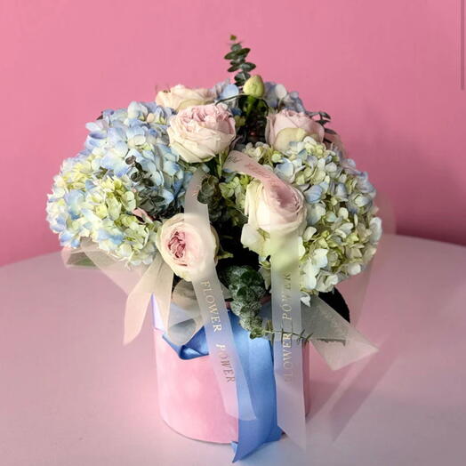 Шепчущее небо: маленькая коробка с гортензией и розами