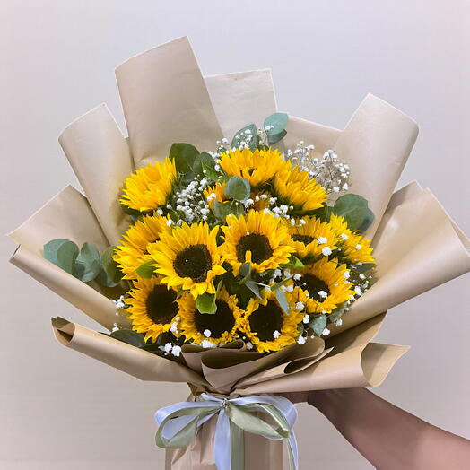 Золотое сияние | 10 подсолнухов   монобукет из гипсофилы