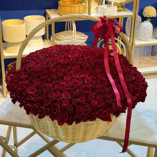 Корзина из 500 красных роз