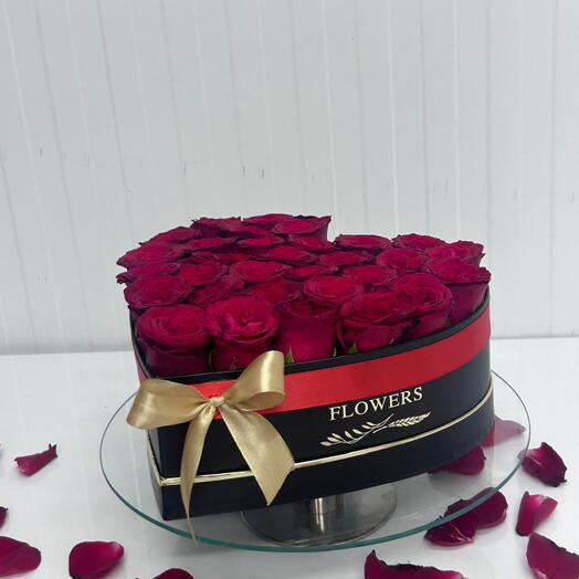 Коробка в форме сердца с 18 красными розами - Специальное предложение к Дню матери