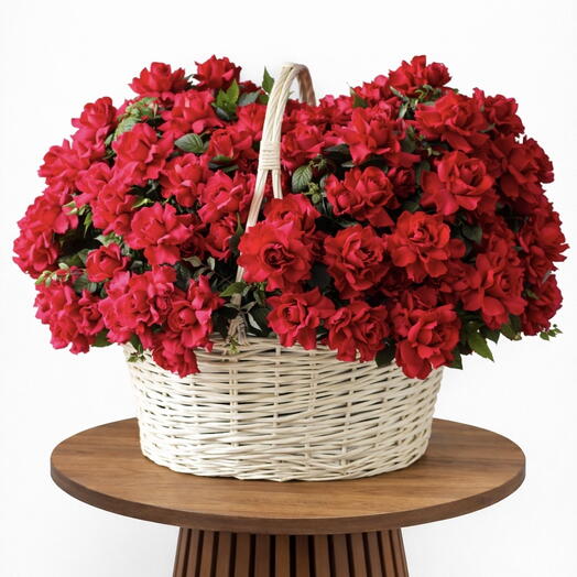 Большая корзина красных роз ко Дню святого Валентина