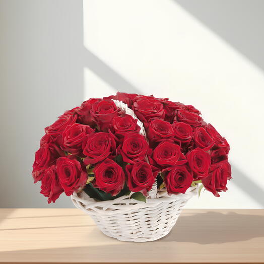 Красные цветы в корзине