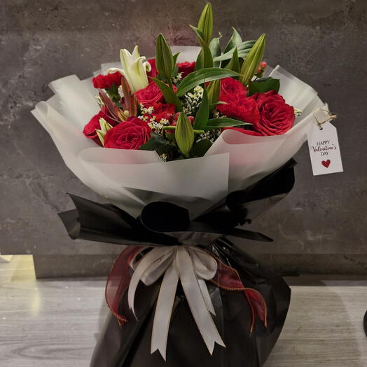 Букет красных роз с касанием лилии