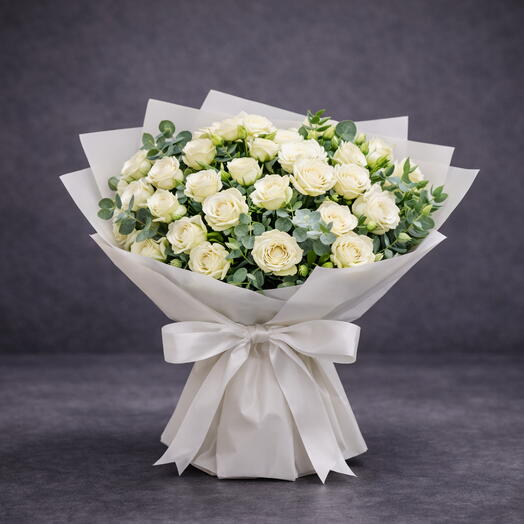 Ramo Pura Elegancia de mini rosas blancas