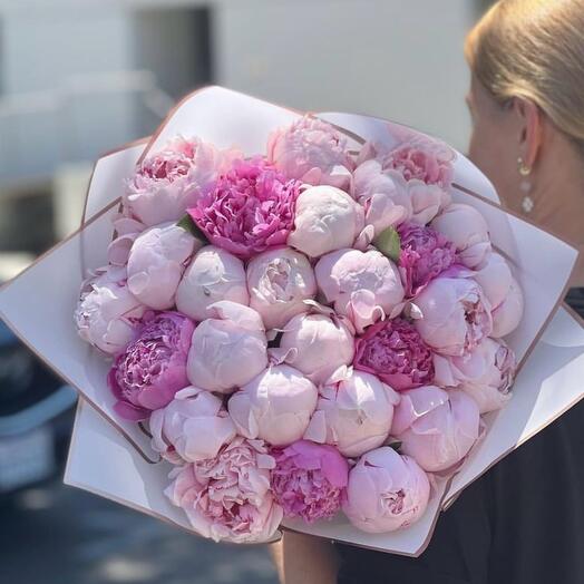 Bouquet of pink and crimson peonies