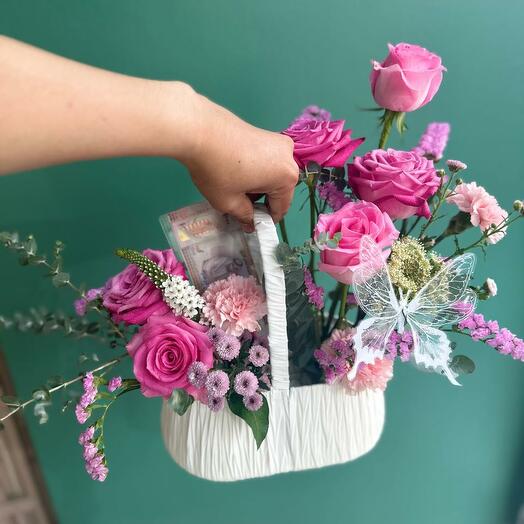 Цветы в корзине