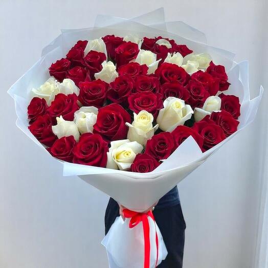 Laronjale Rose – Elegant Red and White Rose Bouquet in White Wrapping
