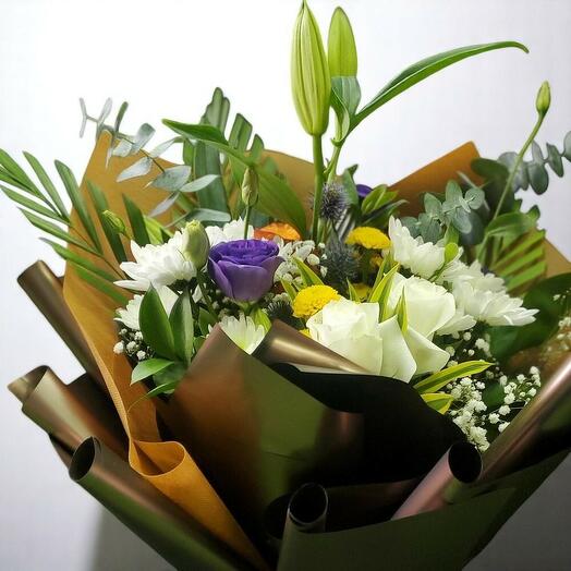 Яркий смешанный цветочный букет с лилиями и розами