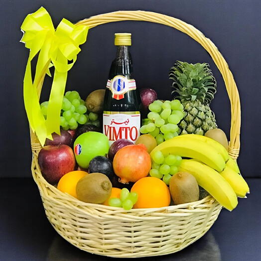 Корзина свежих фруктов к Рамадану с соком Vimto – полезный праздничный подарочный набор