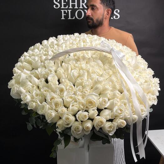 Корзина белых роз