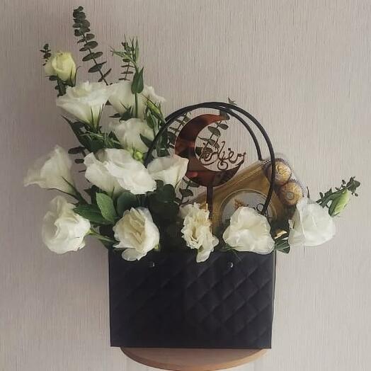 Arrangement cadeau élégant de lisianthus blancs dans un sac noir