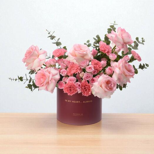 Розовые розоватые лепестки - фирменная коробка любви Zuvees