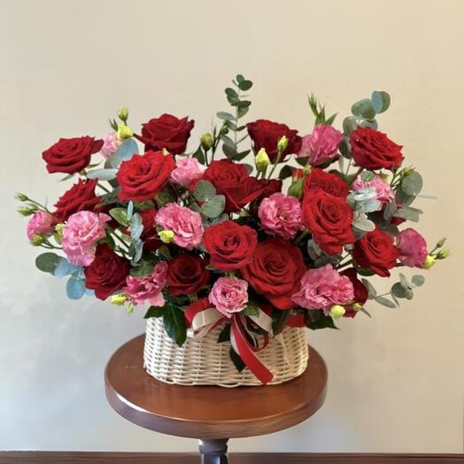 Ramo romántico rojo y rosa en cesta
