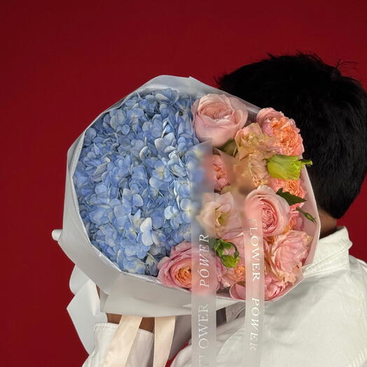 Dream Cloud: Small Bouquet of Hydrangeas, Roses and Eustoma