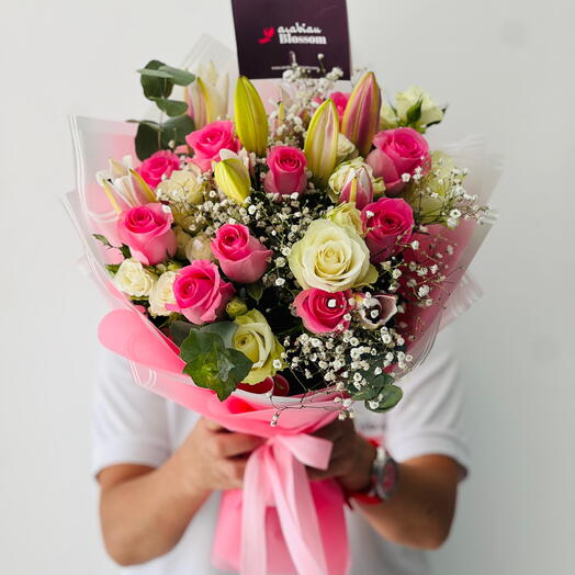 Букет из роз и лилий розово-белого цвета