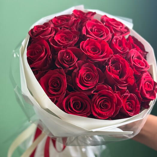 Классический элегантный букет из красных роз