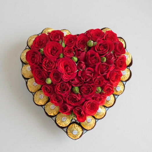 "Коробка-сердце с розами   Ferrero Rocher | Доставка романтики в Дубай"