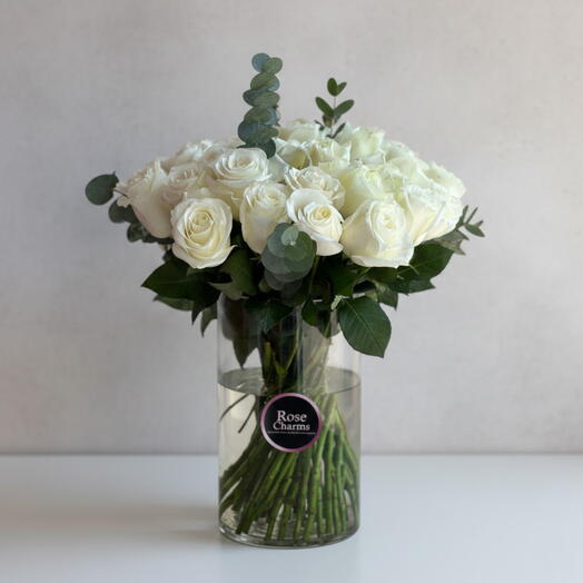 "Чистая грация | 31 белая роза   эвкалипт в элегантной стеклянной вазе"