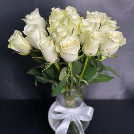 15 белых роз в стеклянной вазе