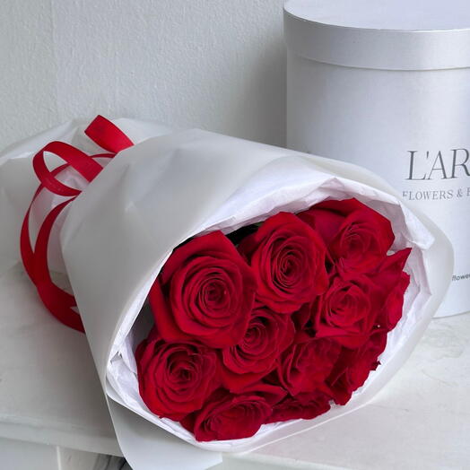 Flowers bouquet with red roses