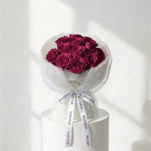 Маленькое магентовое облако: яркая классика из 12 роз