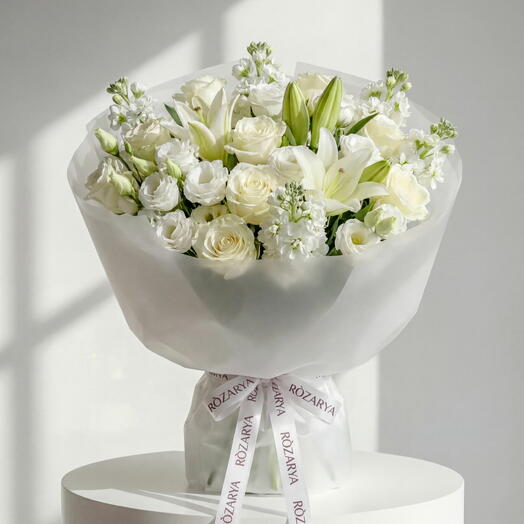 Nube de Gracia Pura: El Lirio Blanco, Rosa   Lisianthus de Lujo