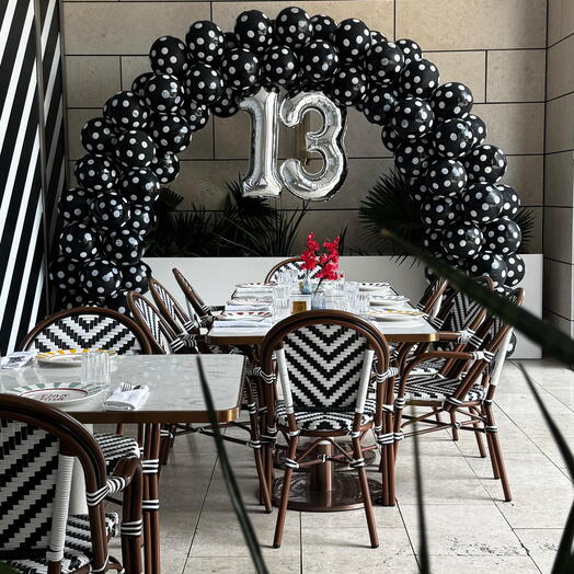 Arco de globos de lunares negros con número personalizado – Arco de globos con número – Decoración con globos en Abu Dabi