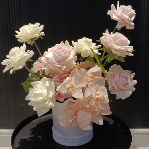 Искусственная композиция из роз, на ощупь как живые, в роскошной коробке