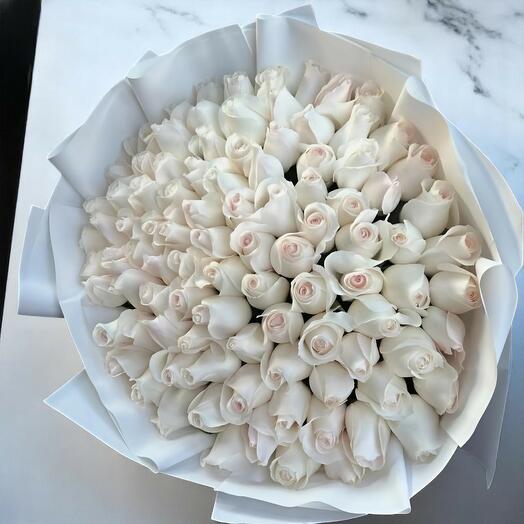 Cjfy Bouquet – 79 Elegant Off-White Roses in Classic White Wrapping