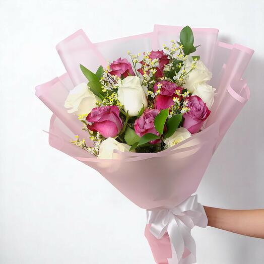 Смешанный букет фиолетово-белых цветов