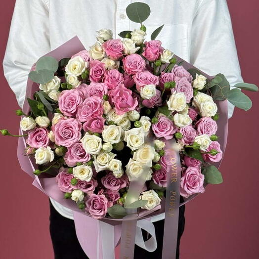 Misty Pink: Bouquet of Pink and White Spary Roses